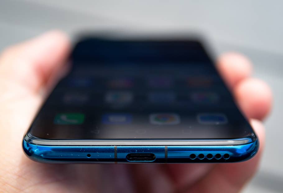 Unterer Rahmen des Honor 20 Pro in der Hand