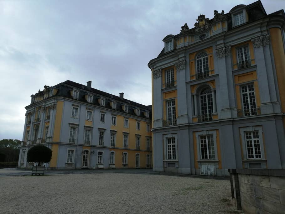 Schloss mit Vorplatz