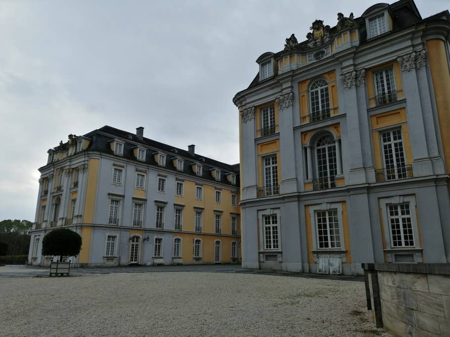 Schloss mit Vorplatz