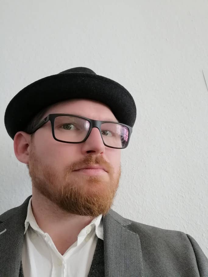 Bärtiger Kerl mit Brille und Hut weich gezeichnet