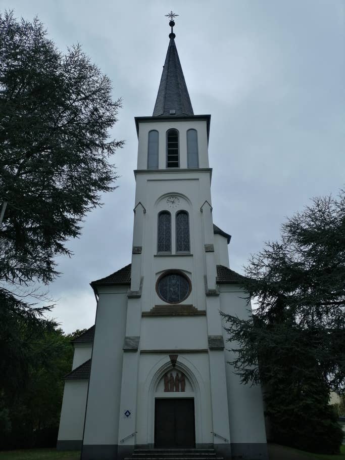Kirche im Hochformat mit Bäumen