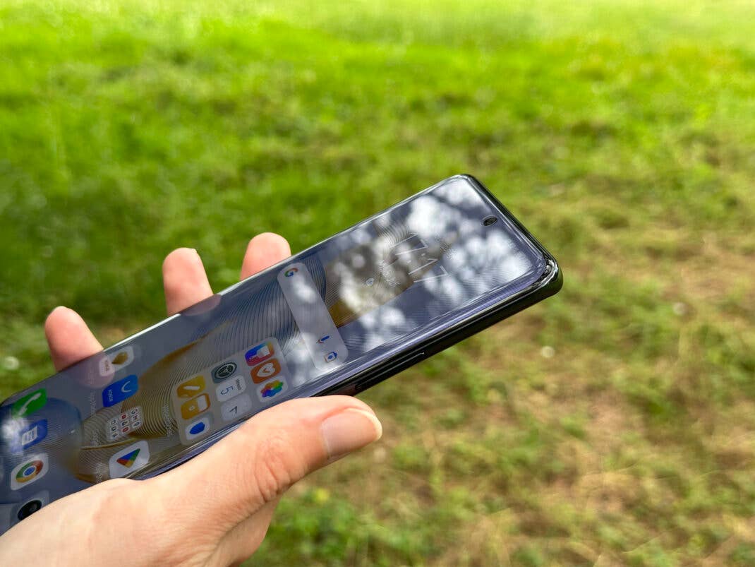 Mit seinen dünnen Rändern liegt das Honor 90 schlank in der Hand