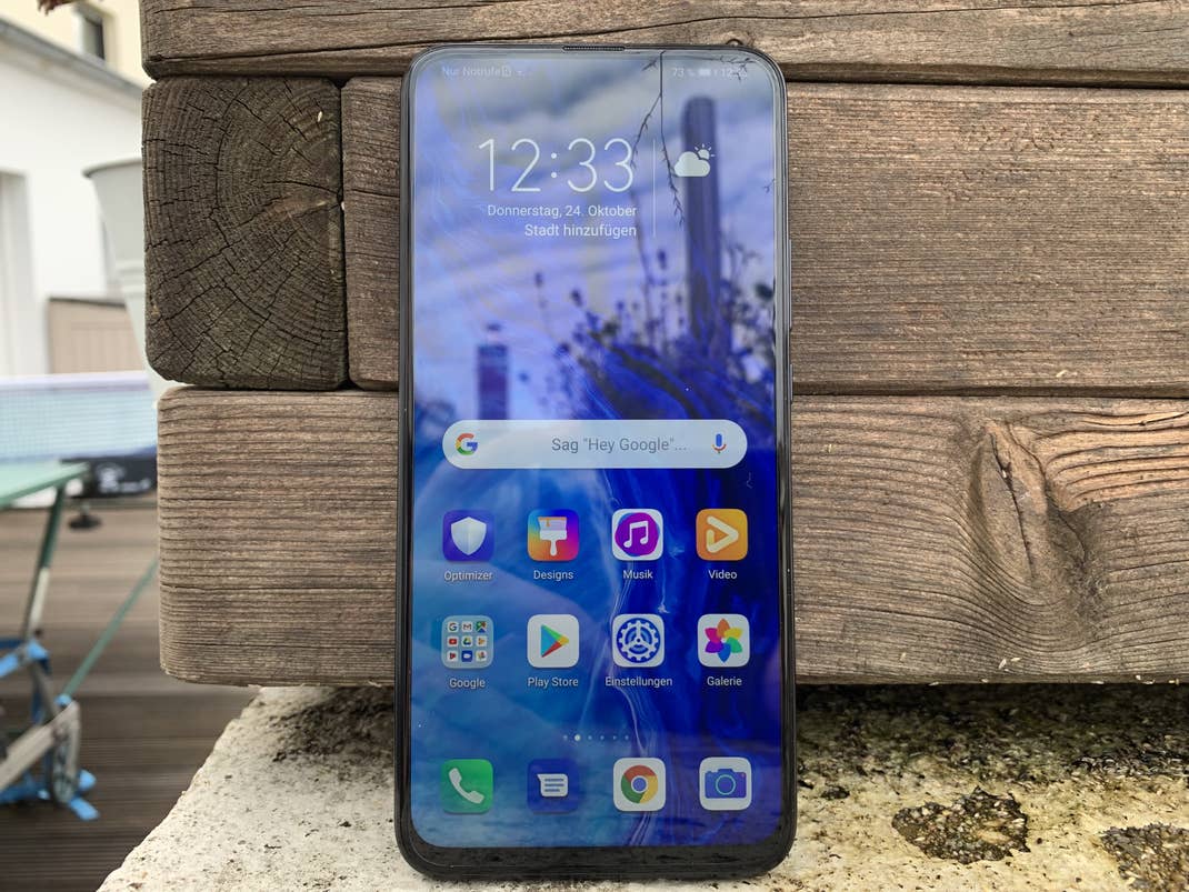 Das Display bedeckt fast die ganze Front des Smartphones