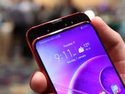 Honor Magic 2 in einer Hand und mit Slider