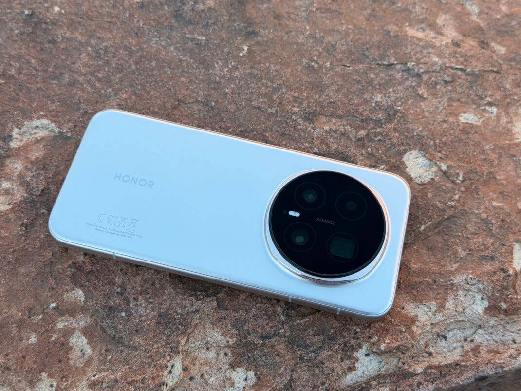 Das Honor Magic8 Pro in dezentem Gold