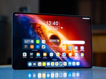 Das Honor MagicPad 4 auf einem Tisch.