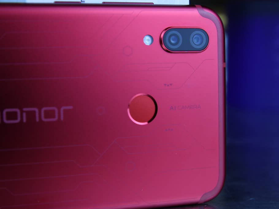 Die rote Rückseite des Honor Play mit dem Fingerabdruck-Sensor im Mittelpunkt