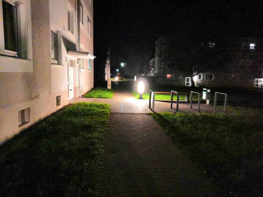 Wohnblock bei Nacht mit einigen Lichtquellen