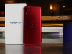 Honor Play Titelbild Das Honor Play mit Karton
