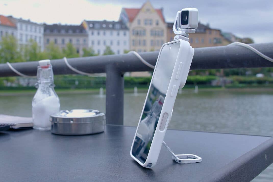 Honor Robot Phone steht mit der mitgelieferten Hülle auf einem Tisch.