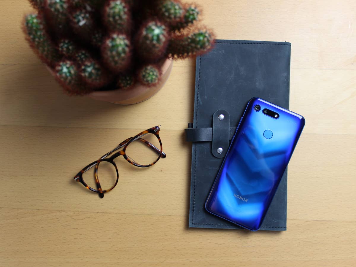 Honor View 20 mit Accessoires