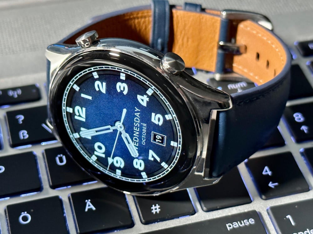 Honor Watch GS 3 liegt auf einer Notebook-Tastatur