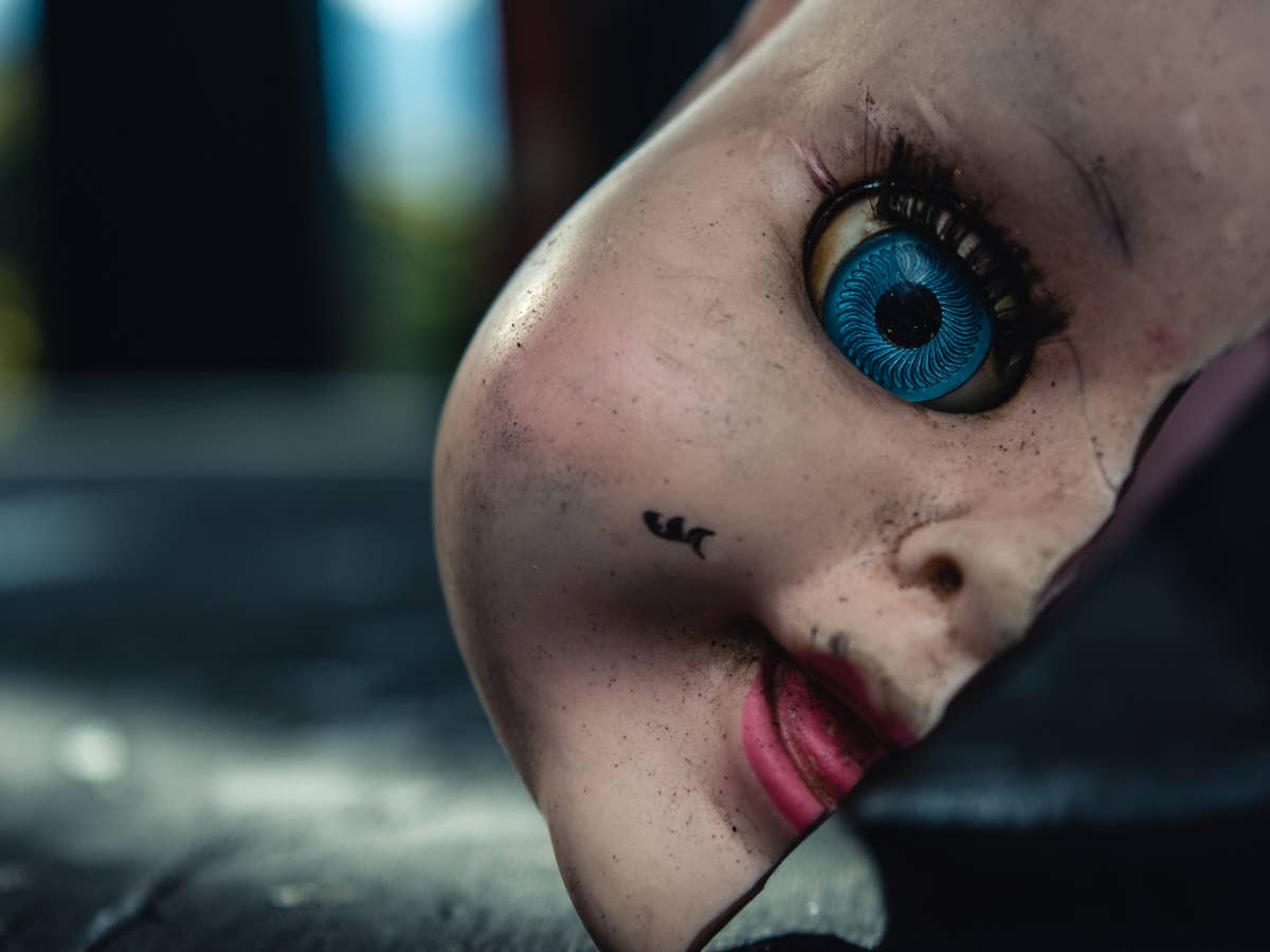 Horror-Puppe Eine Horror-Puppe mit halben Gesicht