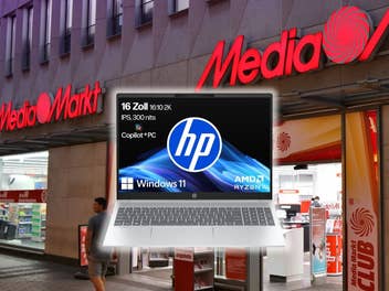 HP-Laptop OmniBook 5 vor einem MediaMarkt-Store
