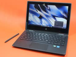 Das HP Chromebook x360 11 G4 EE vor orangefarbenem Hintergrund G4 EE