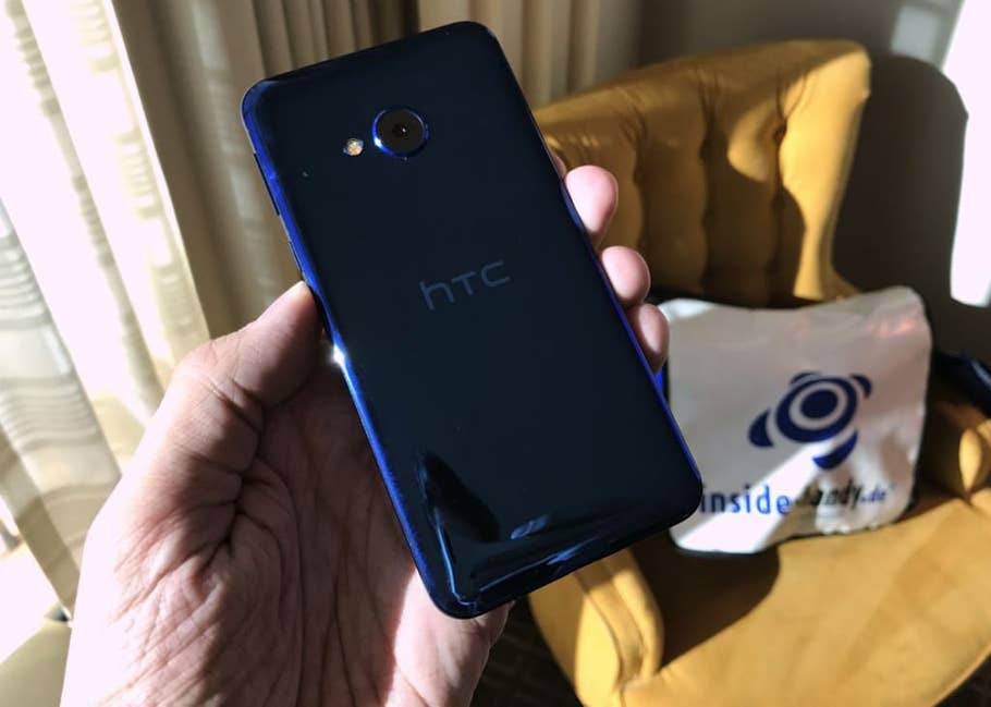 HTC U Play in Blau