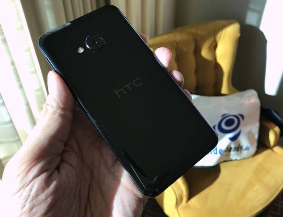 HTC U Play in Schwarz