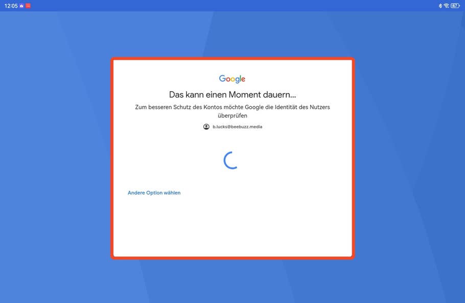 Google-Überprüfungsnachricht auf Huawei MatePad mit blauem Hintergrund.