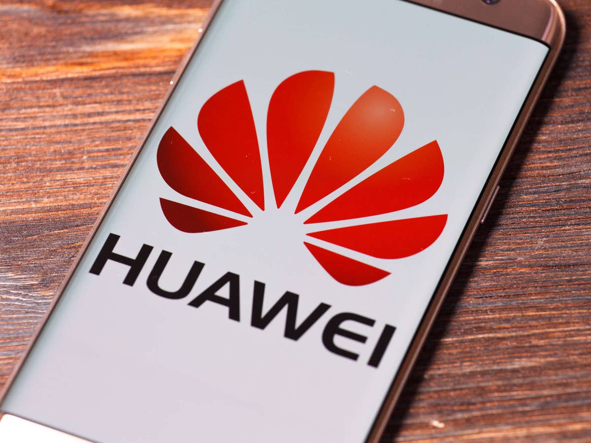 Huawei droht das Aus: USA prüfen kompromisslosen Todesstoß Huawei-Logo auf einem Smartphone.