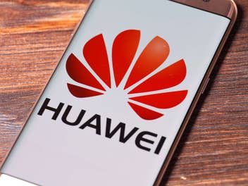 Huawei-Logo auf einem Smartphone.