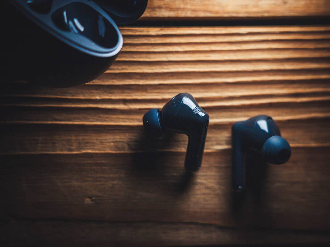 Passform: hervorragend. Die Huawei FreeBuds 7i sitzen enorm gut in den Ohren