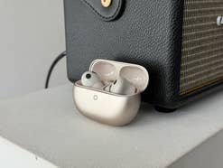 Huawei FreeBuds Pro 5 liegen auf einem Tisch