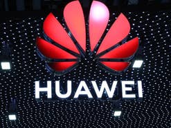 Huawei-Logo vor Lichterwand.