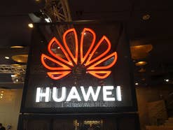 Das Huawei Logo auf einem Messestand