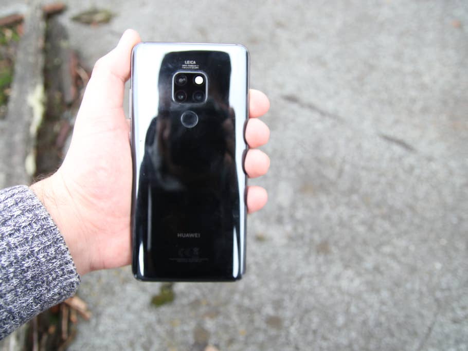 Rückseite des Huawei Mate 20 als Spiegel