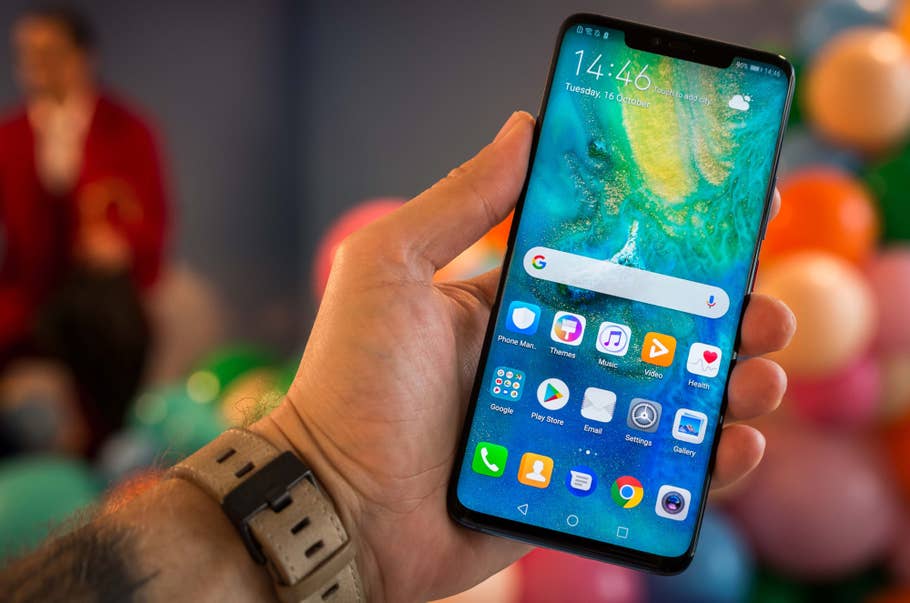 Das Hauwei Mate 20 Pro in der Hand mit eingeschaltetem Display