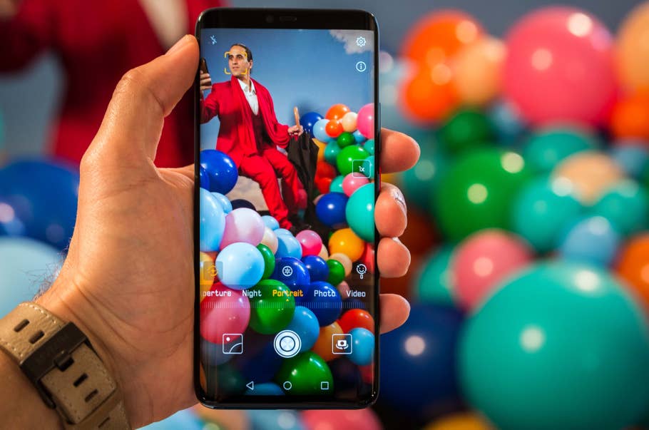 Das Hauwei Mate 20 Pro in der Hand mit geöffneter Kamera-App