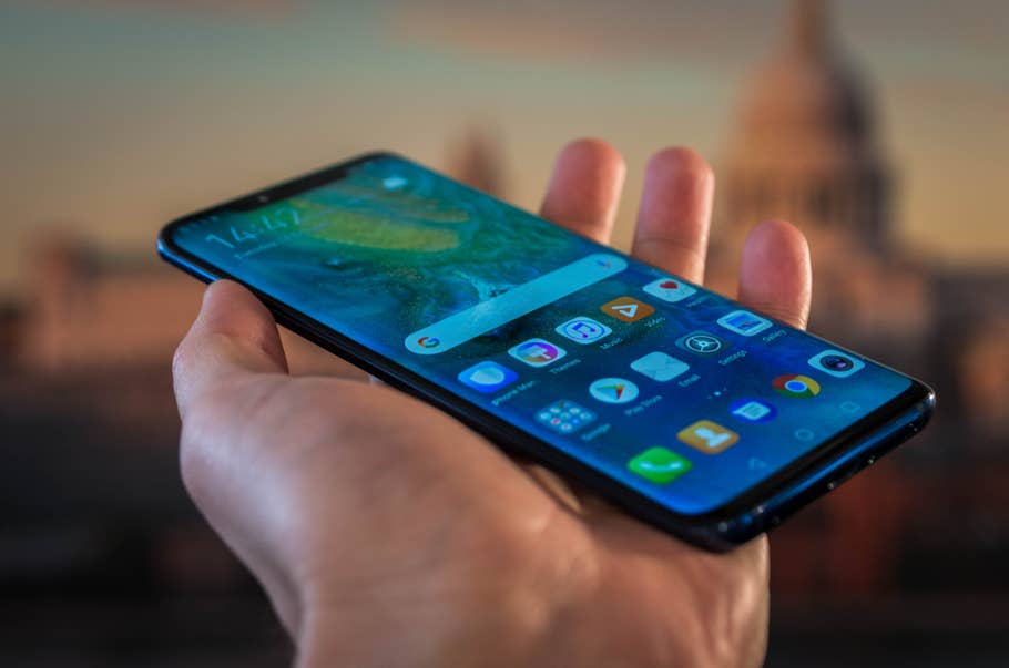 Das Hauwei Mate 20 Pro schräg in der Hand mit eingeschaltetem Display