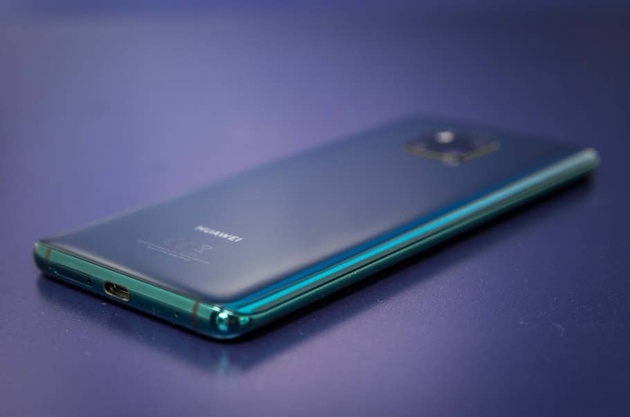 Huawei Mate 20 Pro in der Farbe Grün flach auf dem Tisch