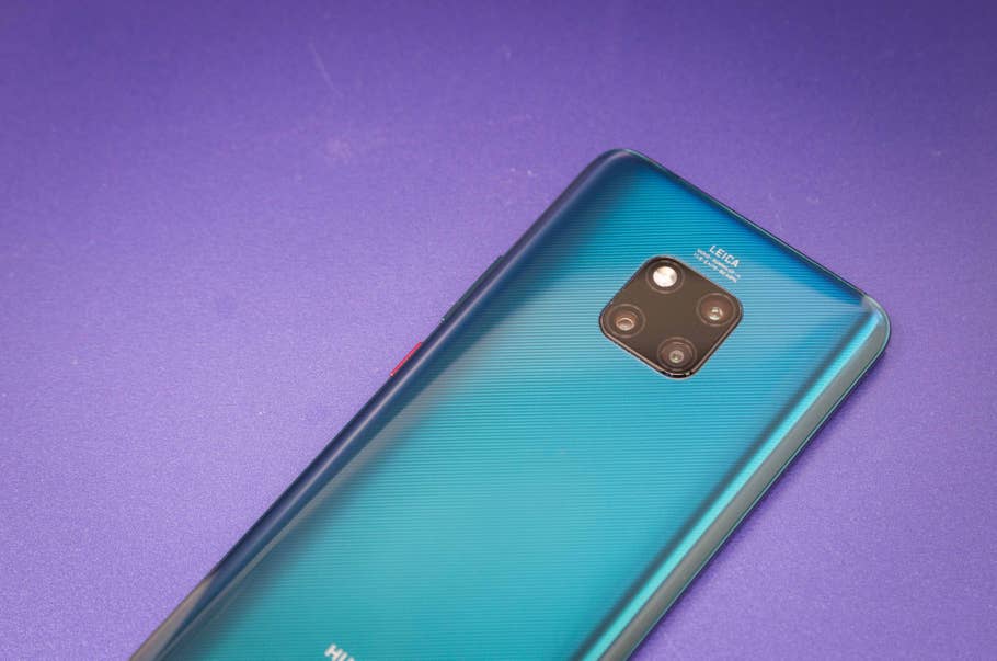 Huawei Mate 20 Pro in der Farbe Grün flach auf dem Tisch