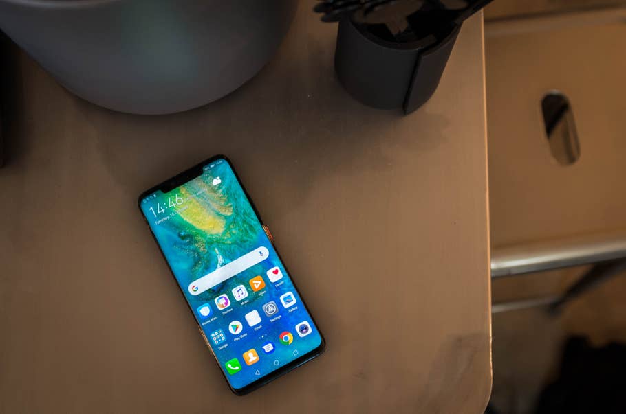 Das Huawei Mate 20 Pro auf dem Tisch liegend