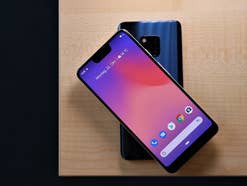 Huawei Mate 20 Pro umgekehrtes Laden ohne Kabel Das Google Pixel 3 XL liegt auf dem Huawei Mate 20 Pro zum umgekehrten Laden ohne Kabel