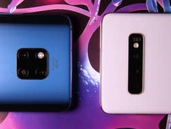 Beide Smartphone mit ihren Rückseiten aneinander: Huawei Mate 20 Pro vs. Samsung Galaxy S10+