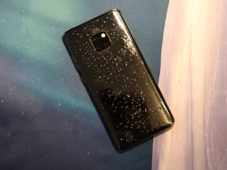 Rückseite des Huawei Mate 20 mit Regentropfen.