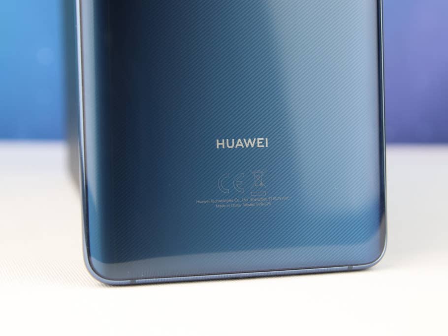 Das Logo auf der Rückseite des Huawei Mate 20 X in der Nahaufnahme