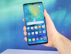 Das Huawei Mate 20 X mit dem Display vorne in einer Hand