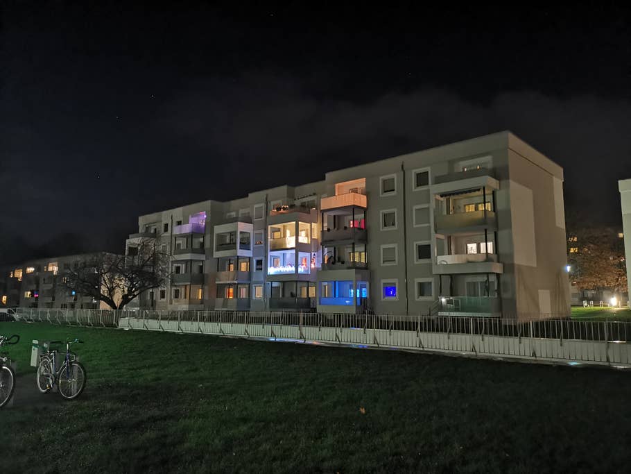 Ein Wohnblock bei Nacht, aufgenommen mit dem Nacht-Modus des Huawei Mate 20 X
