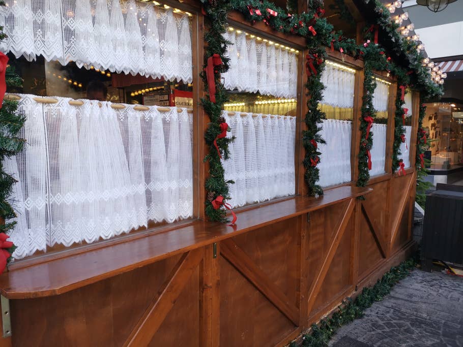 Holzwand eines Glühweinstands auf dem Brühler Weihnachtsmarkt