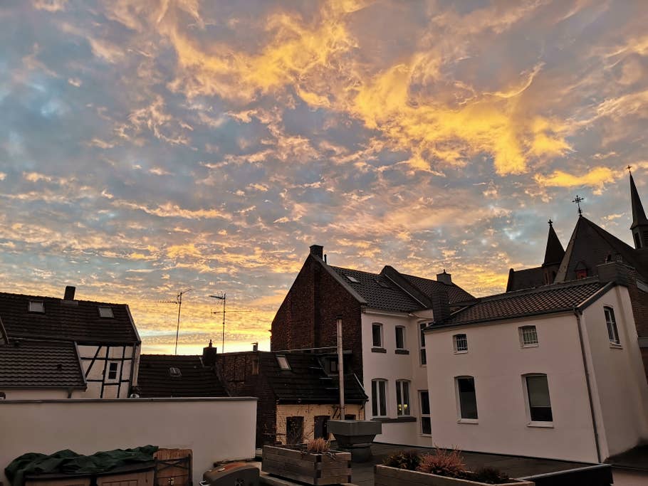 Brühler Himmel mit Abendröte, davor ein paar Häuser