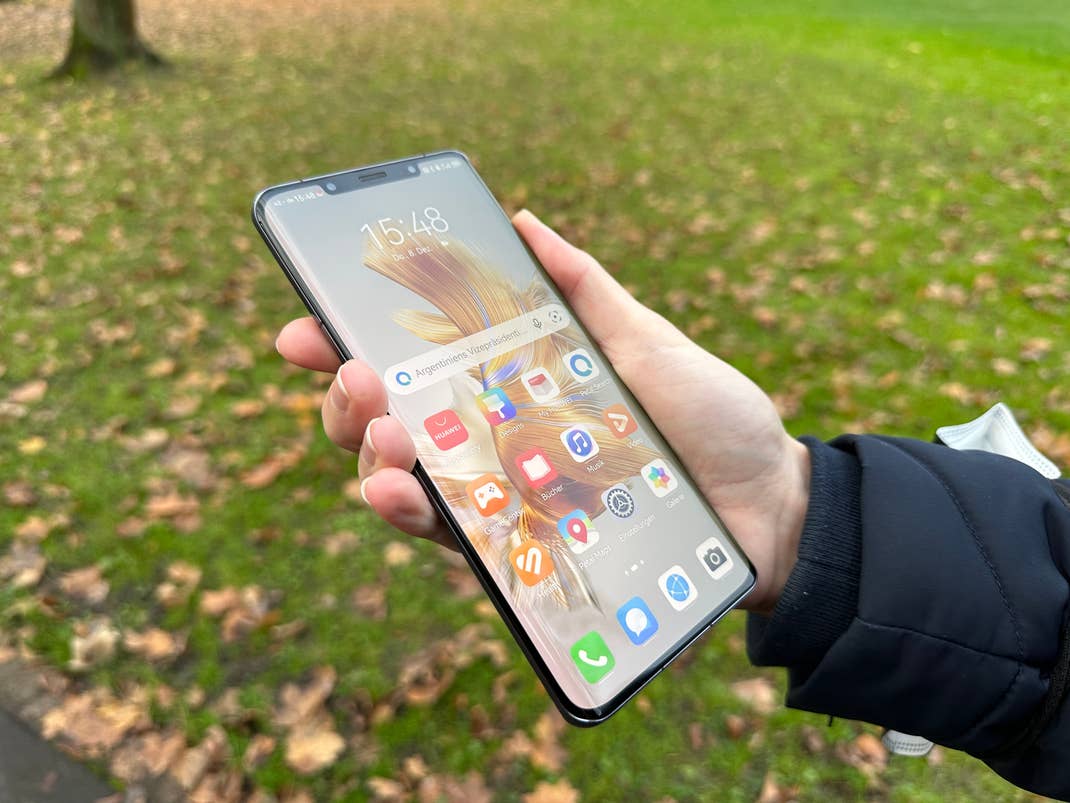 Eine Person hält das Huawei Mate 50 Pro mit eingeschaltetem Display in der Hand.