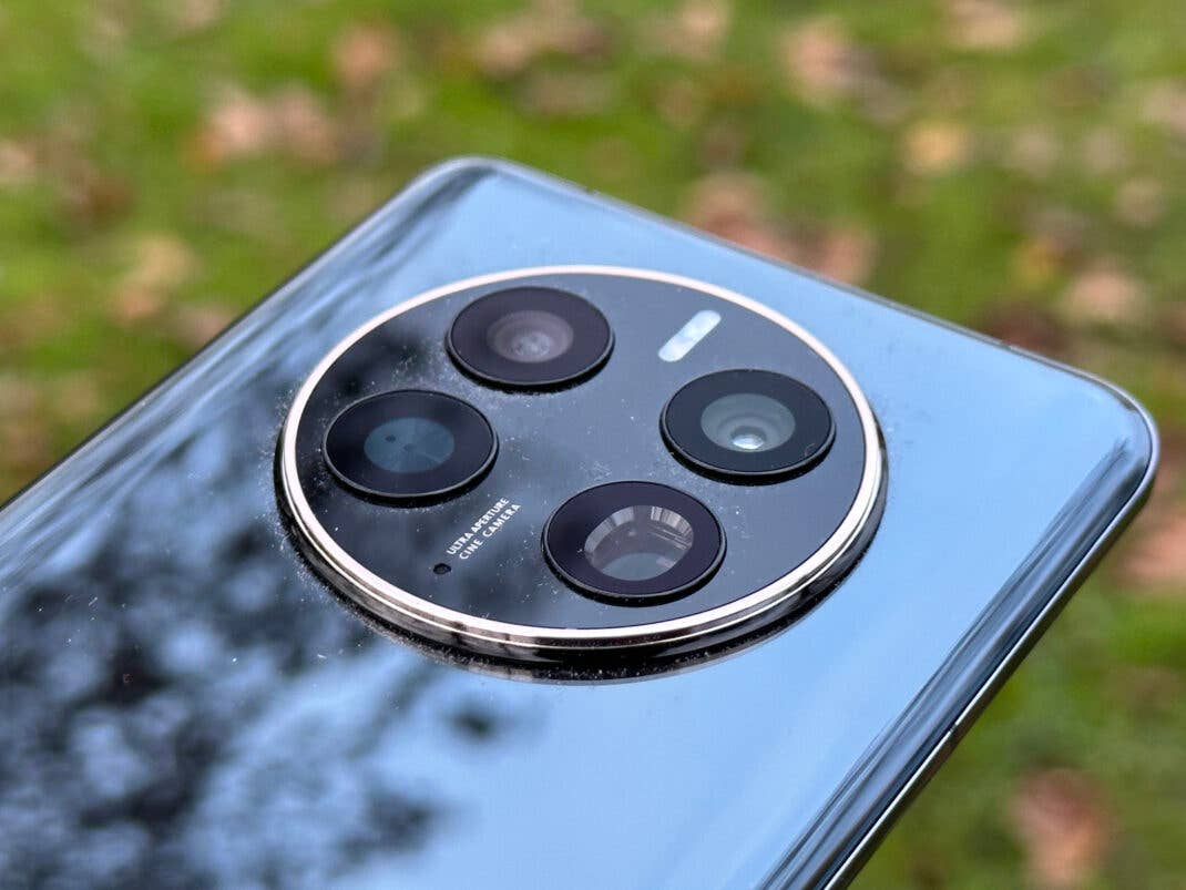 Die Kamera des Huawei Mate 50 Pro mit jeder Menge Staub rund um die Objektive