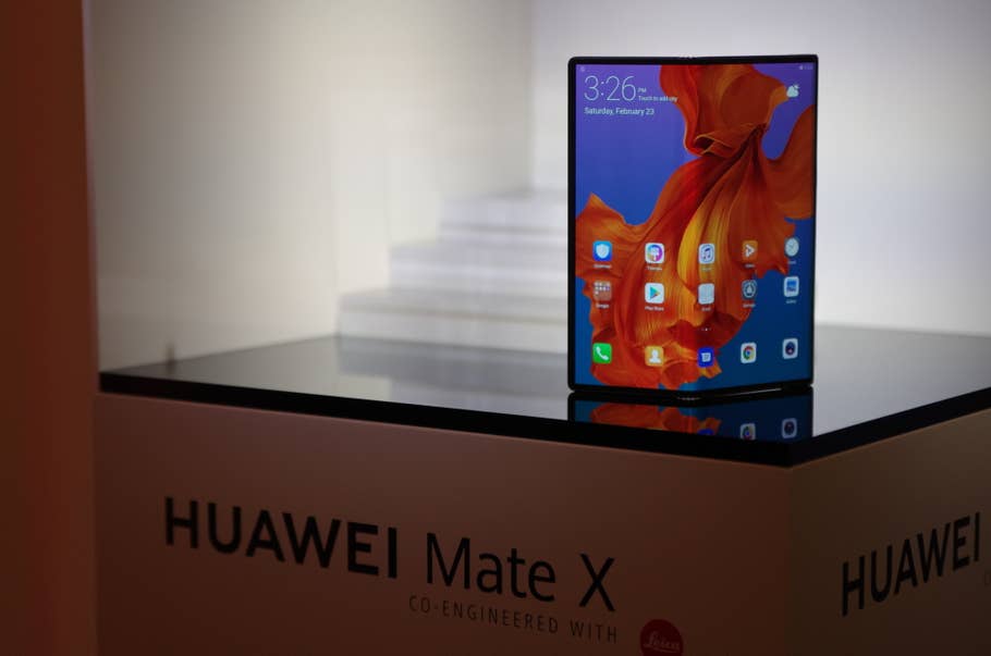 Huawei Mate X halb aufgeklappt stehend