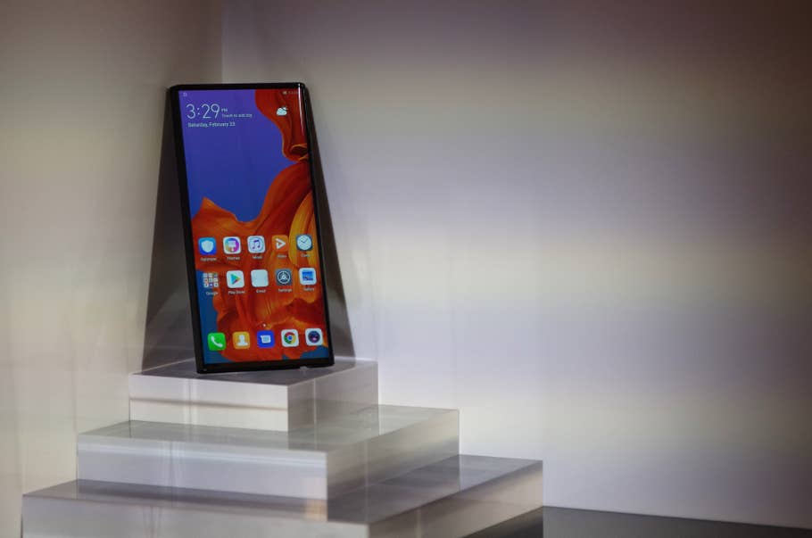 Huawei Mate X zusammengeklappt stehend