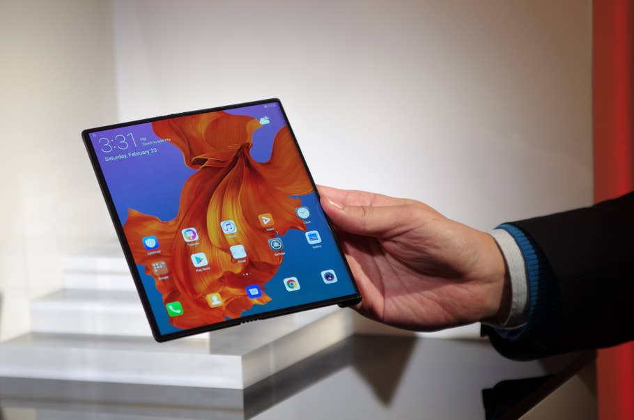 Huawei Mate X halb aufgeklappt in der Hand