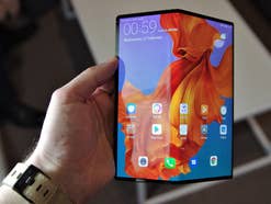 Huawei Mate X halb aufgeklappt in der Hand einem Mann