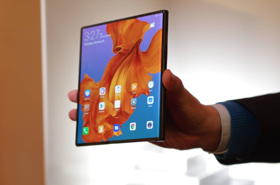 Huawei Mate X halb aufgeklappt in der Hand